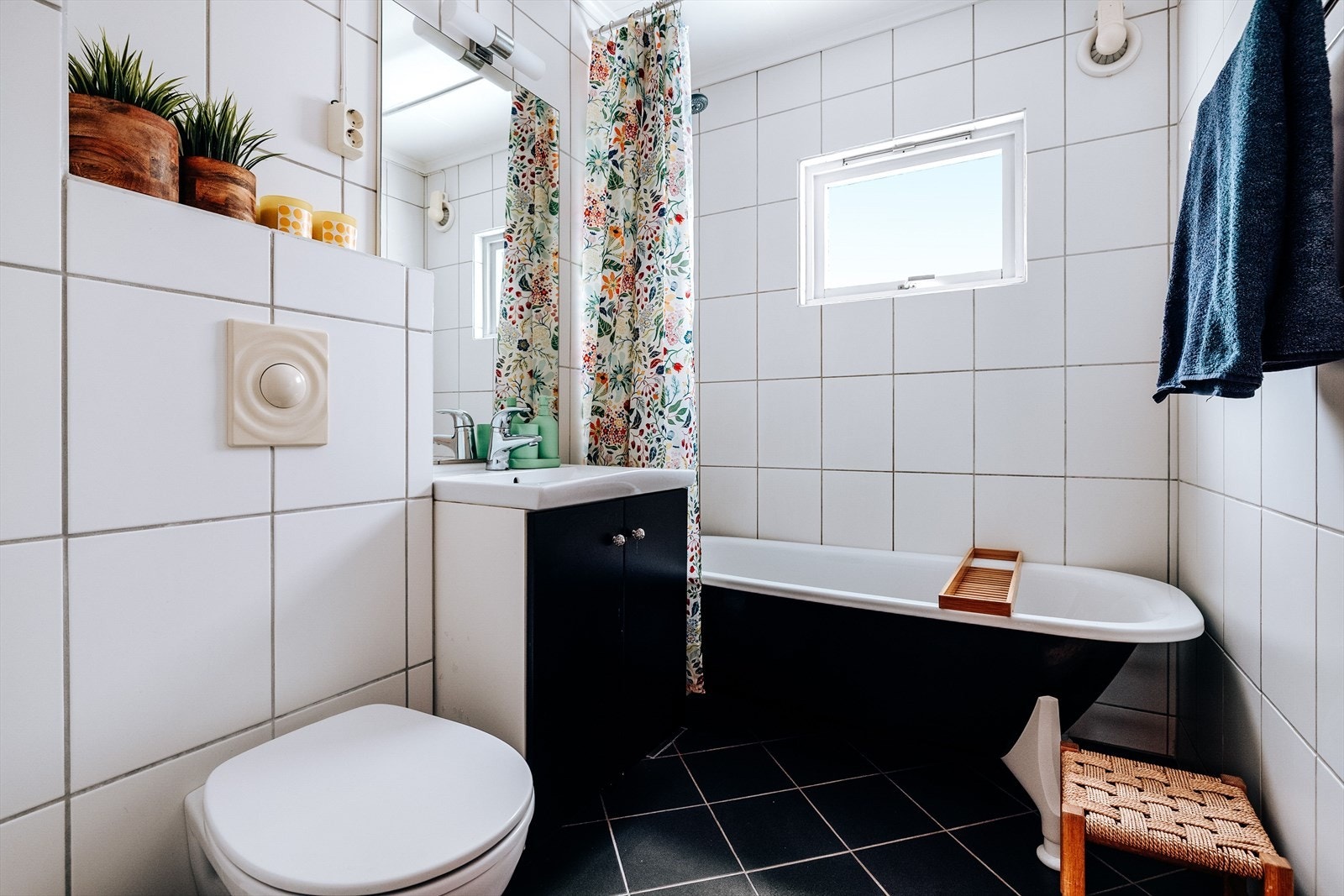 Flislagt bad med varmekabler i gulvet. I tillegg er det stråleovn på vegg over dør. Galleribilde