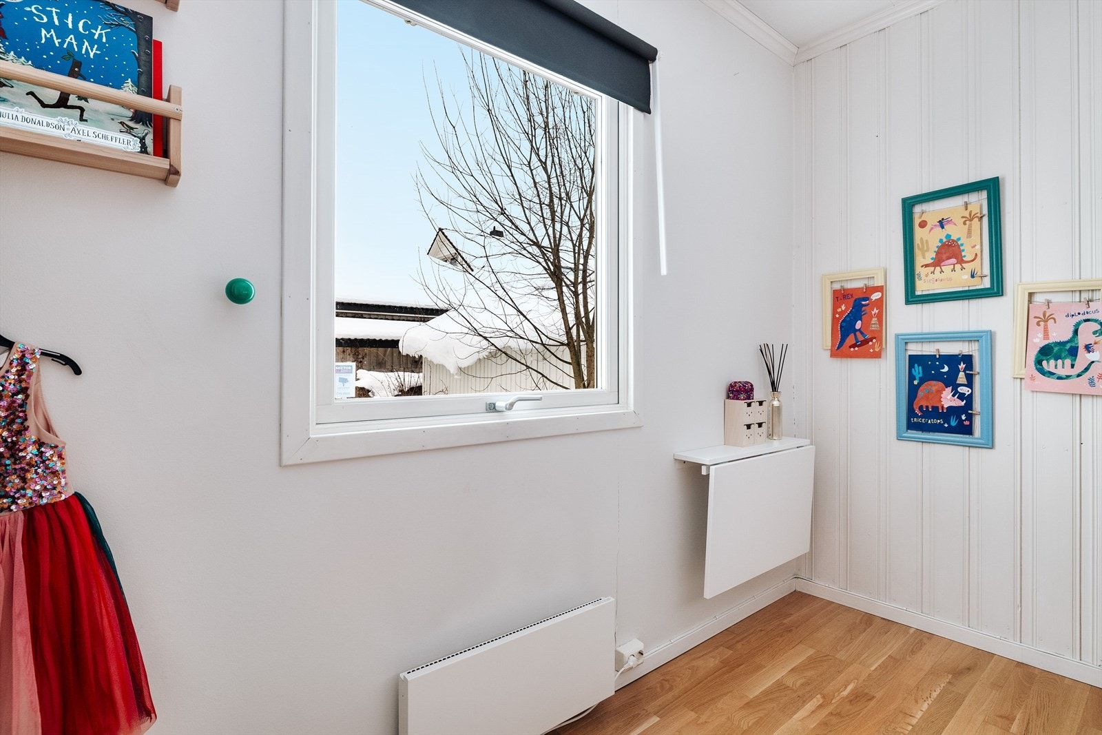 Rommet har plass til seng, skrivebord og oppbevaringsmøbler. Galleribilde