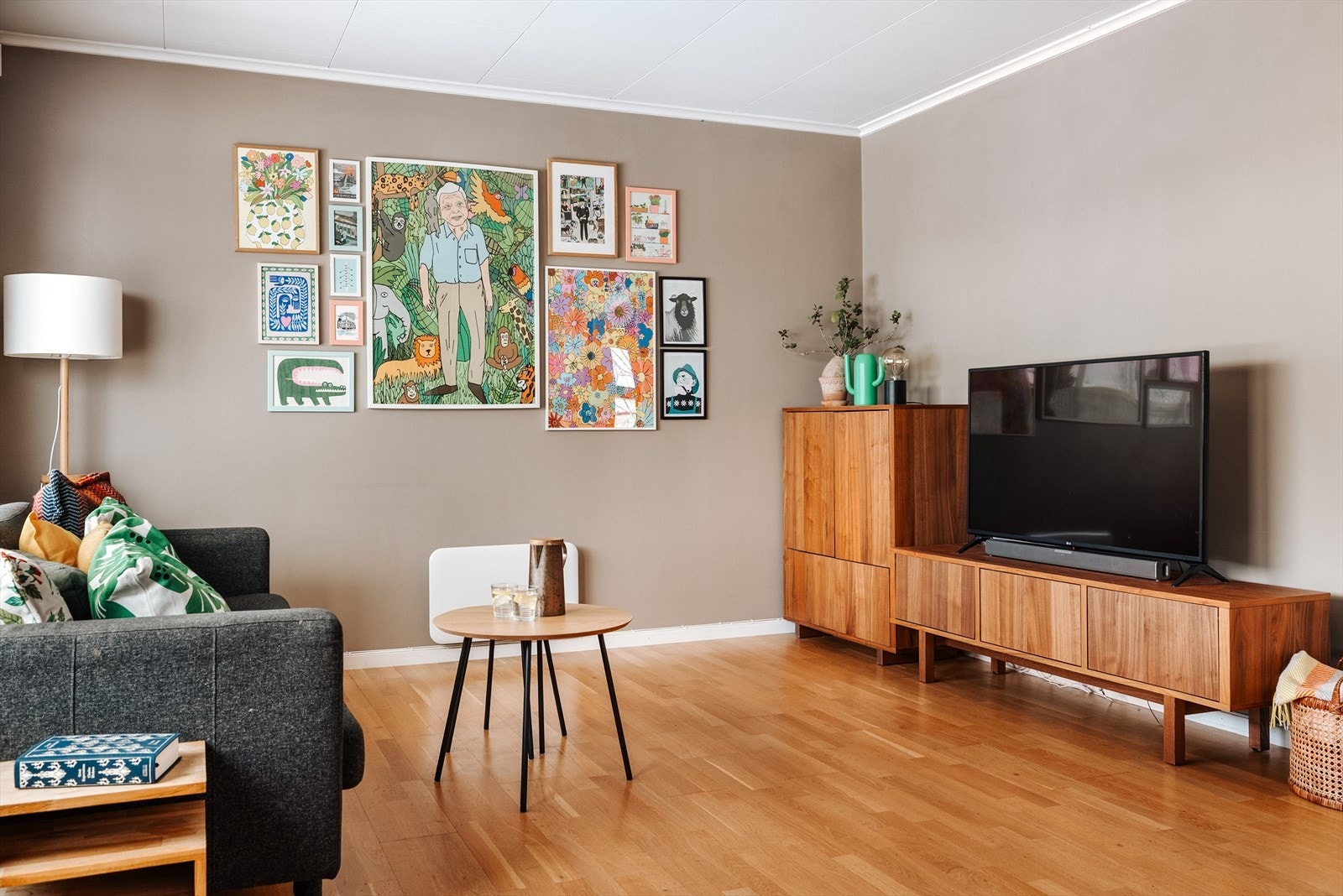 Det er plass til sofagruppe med tilhørende sofabord og TV-møblement. Galleribilde