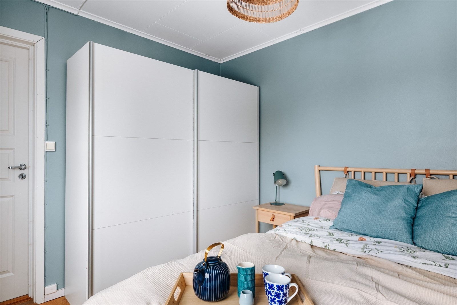 Rommet har plass til dobbeltseng og det er satt inn en skyvedørsgarderobe. Galleribilde