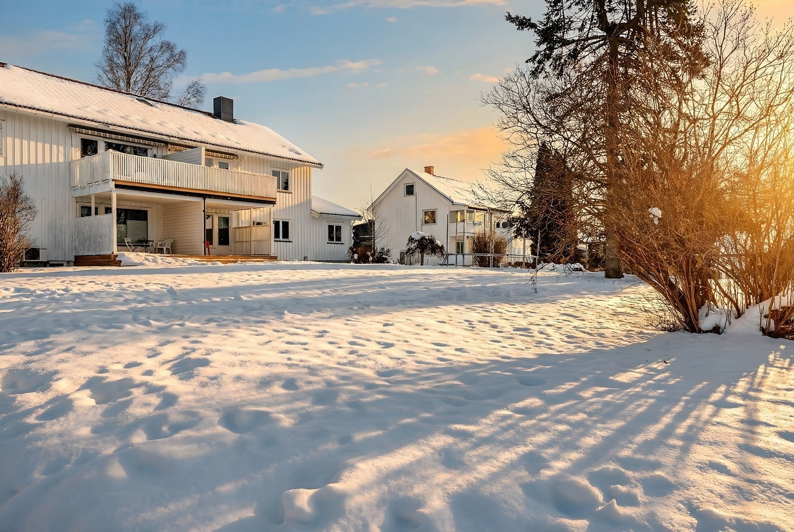 Sameiet har en stor felles hage med plen, trær og diverse beplantning. Galleribilde