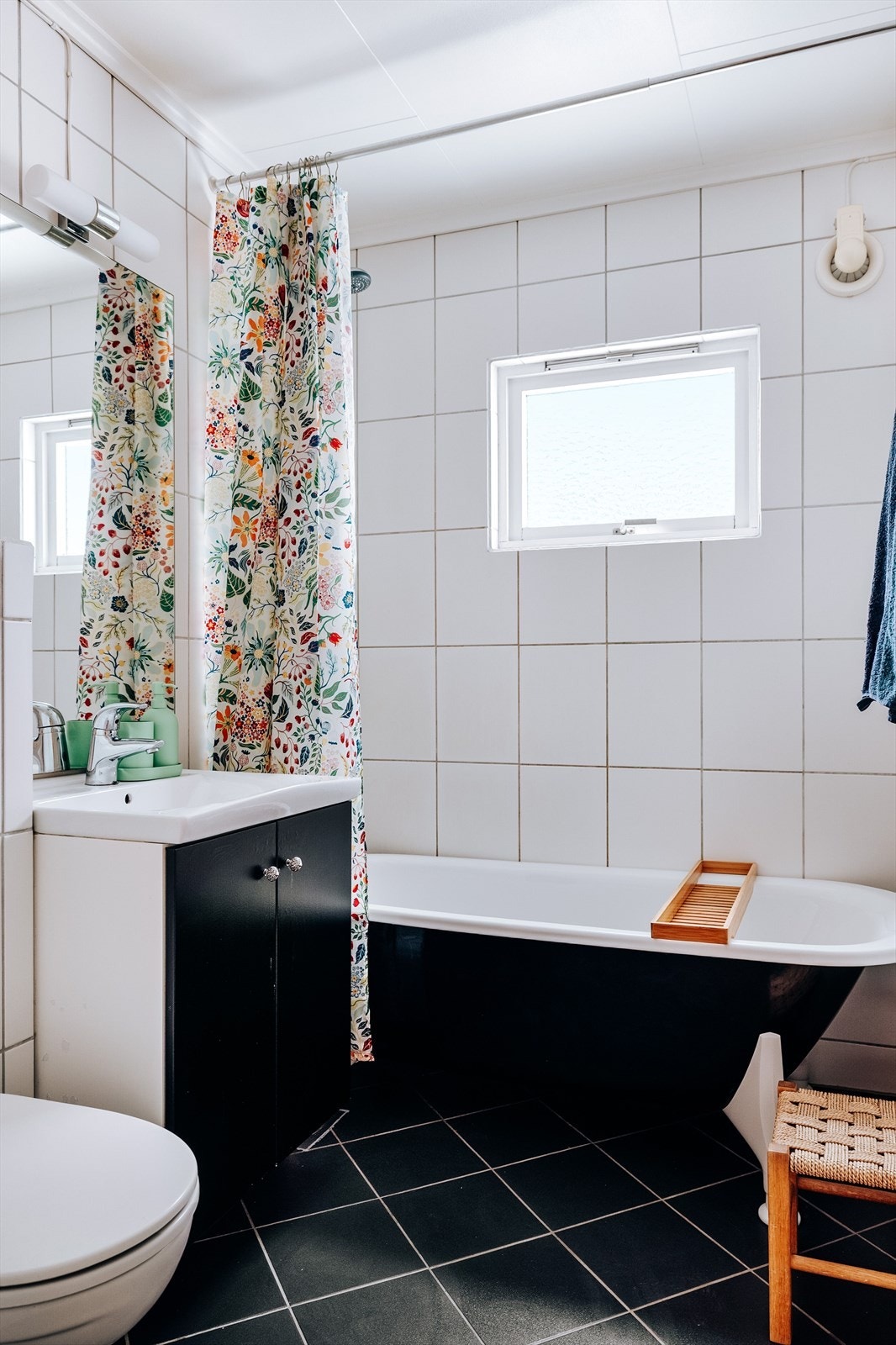 Det er utstyrt med badekar med veggmontert dusjbatteri. Galleribilde