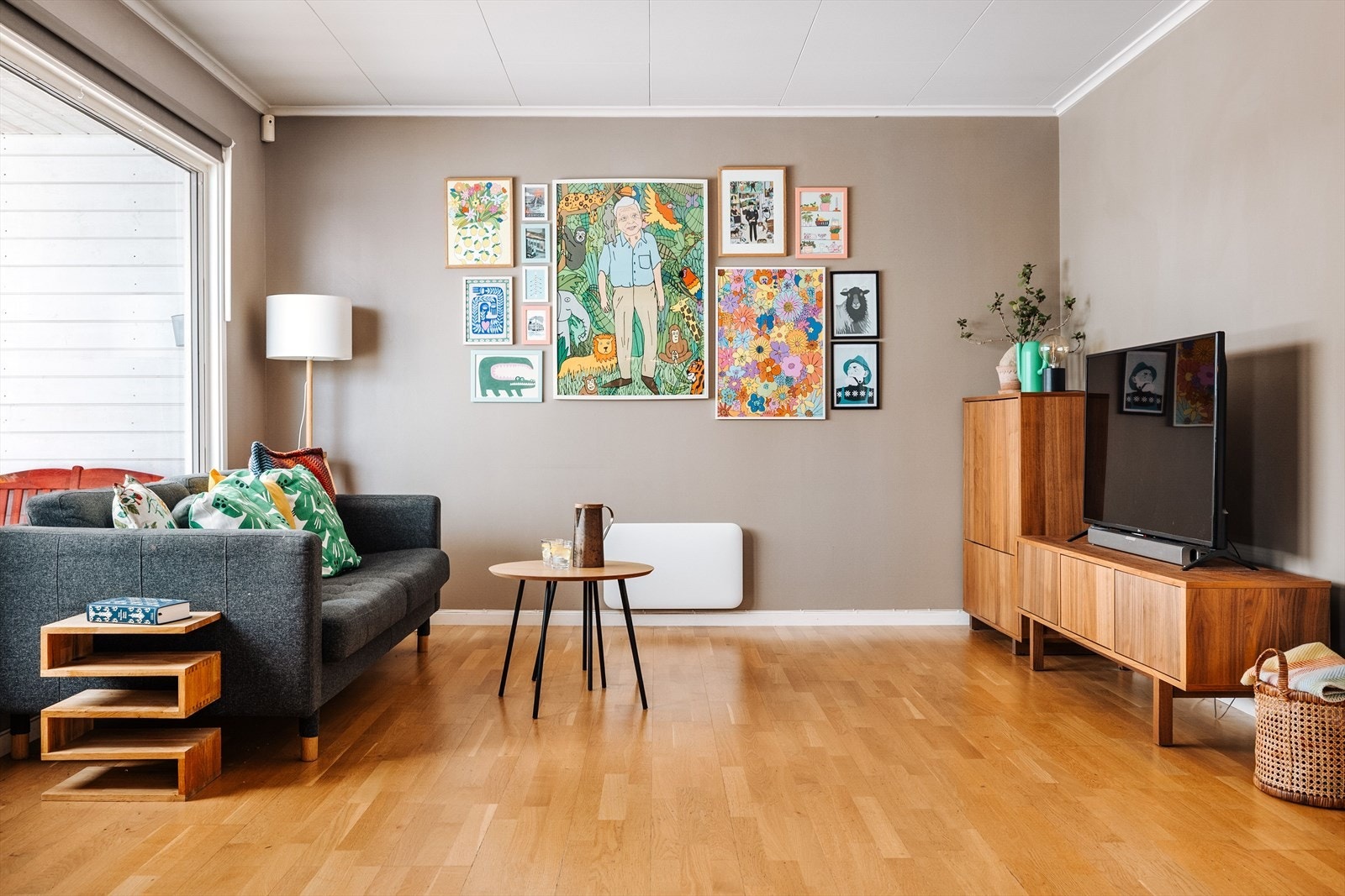 På gulvet er det parkett og veggene er malt i en dus og tidløs beigetone. Galleribilde