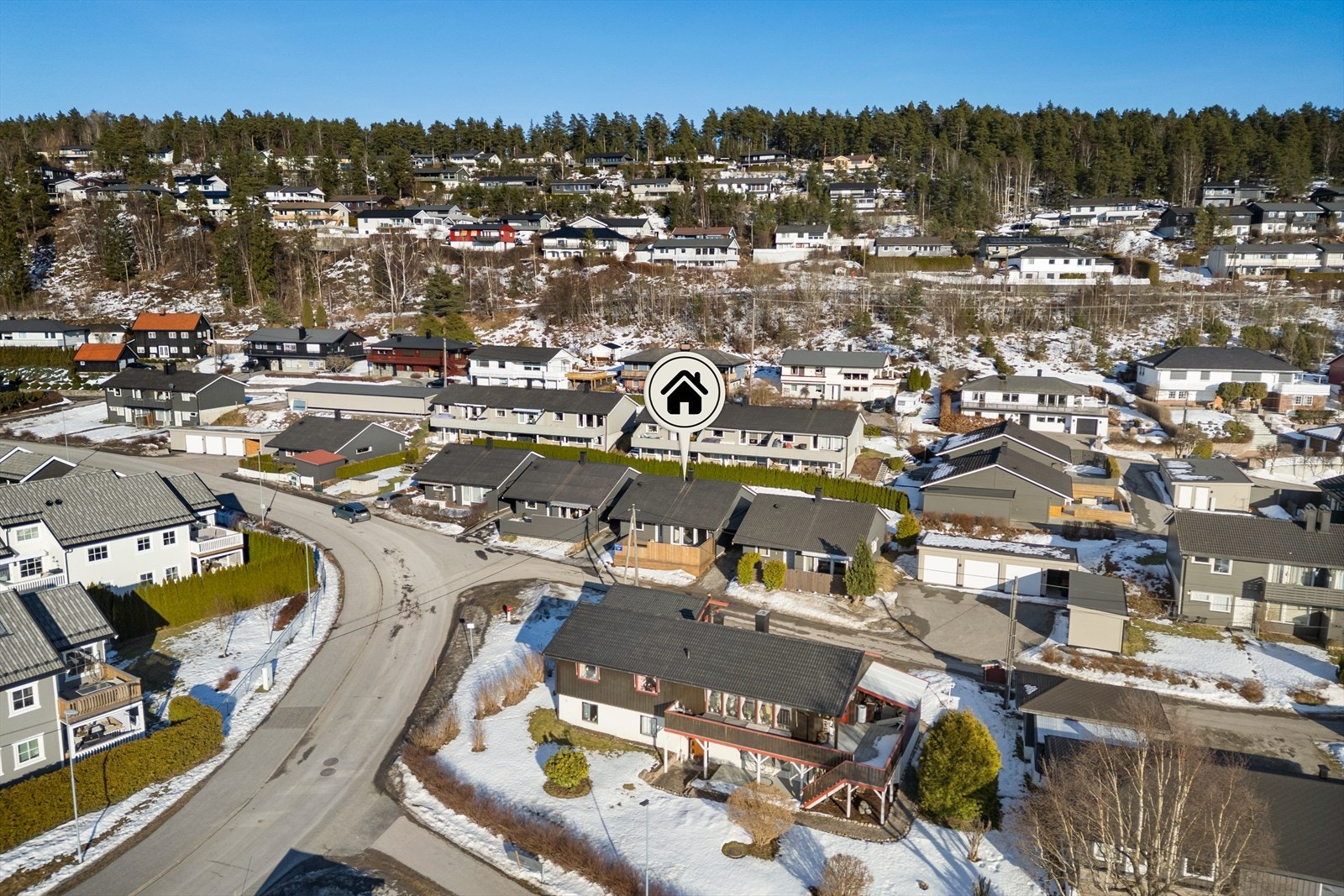 Her bor man naturnært, likevel sentralt med kort vei til skole, dagligvare, servicetilbud og Sande sentrum, som nås på få minutter med bil eller til fots. Galleribilde