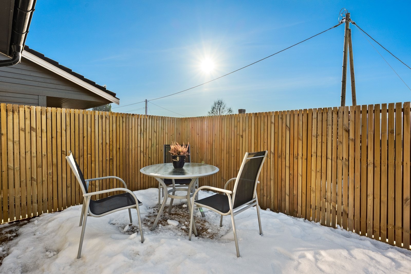 Her kan man nyte fine sommerkvelder med sen kveldssol. Galleribilde