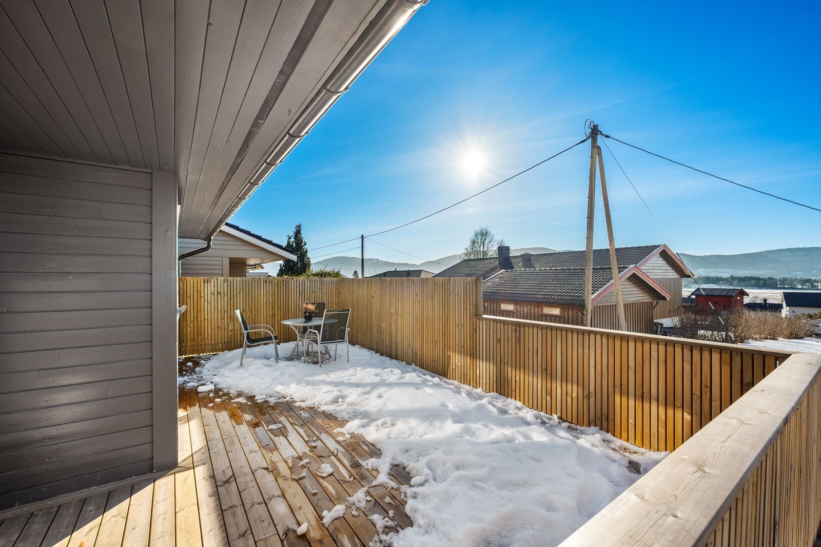 Utgang til romslig terrasse med god plass til ønsket utemøblement. Galleribilde