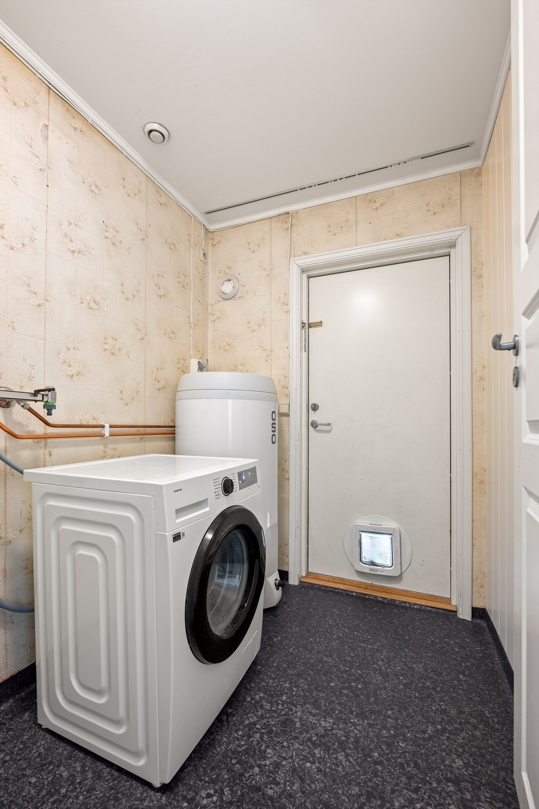 Vaskerommet har opplegg til vaskemaskin. Galleribilde