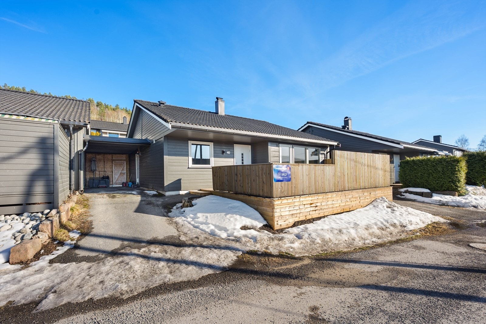 Porfyrsvingen 40 ligger solrikt og attraktivt til i det populære Skafjellåsen, et rolig og barnevennlig område i Sande. Praktisk parkering i tilliggende carport. Foto: Knipzet v/ Lars Magnus Strøm Galleribilde