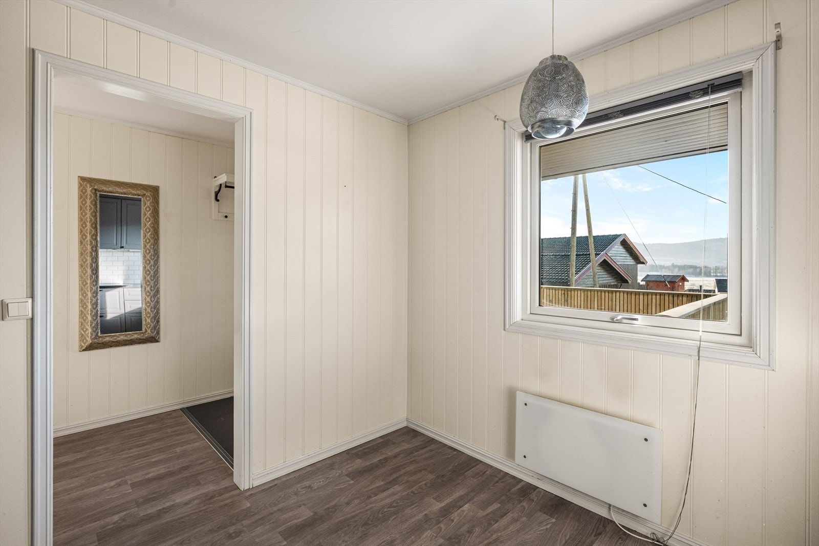 Hyggelig spiseplass ved kjøkkenvinduet. Galleribilde