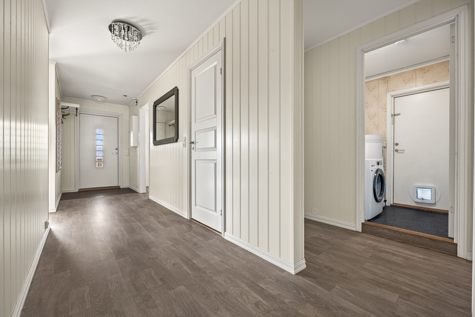 Separat vaskerom med adkomst fra gangen. Galleribilde