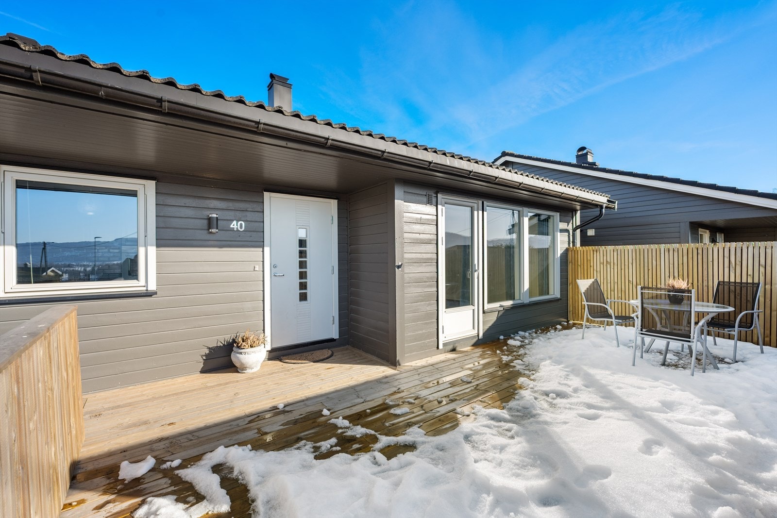 Stor, vestvendt terrasse på 28 m2 i forbindelse med inngangspartiet. Galleribilde