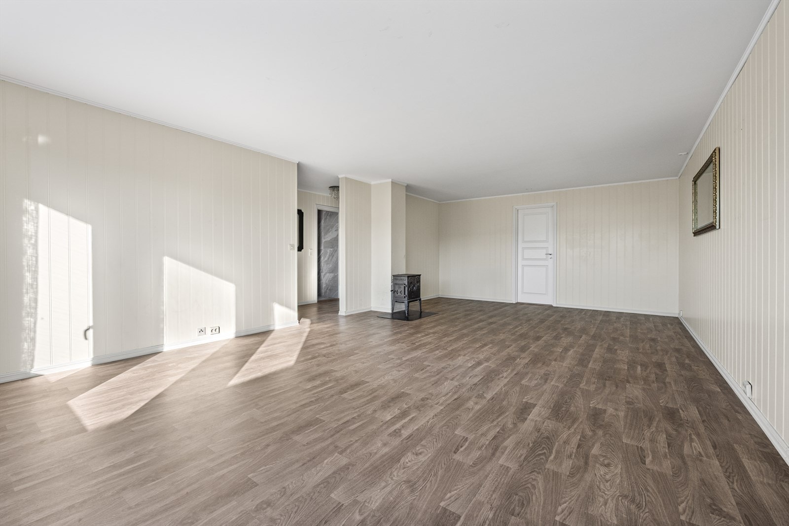 Stuen er enkel å møblere i ønskede soner. Praktisk og stemingsskapende peisovn i stuen. Galleribilde