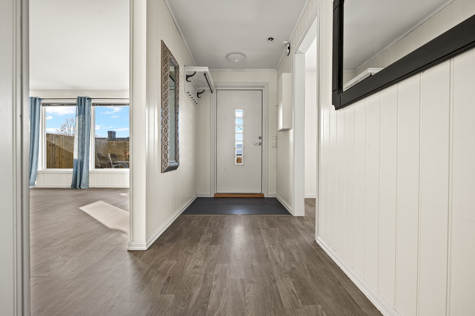 Lys entré ønsker velkommen inn. Galleribilde