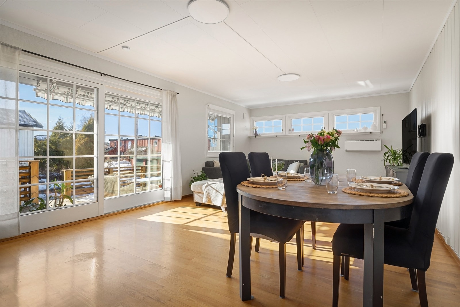 Stuen i hovedetasjen er et lyst og behagelig oppholdsrom med store vindusflater som slipper inn rikelig naturlig lys Galleribilde