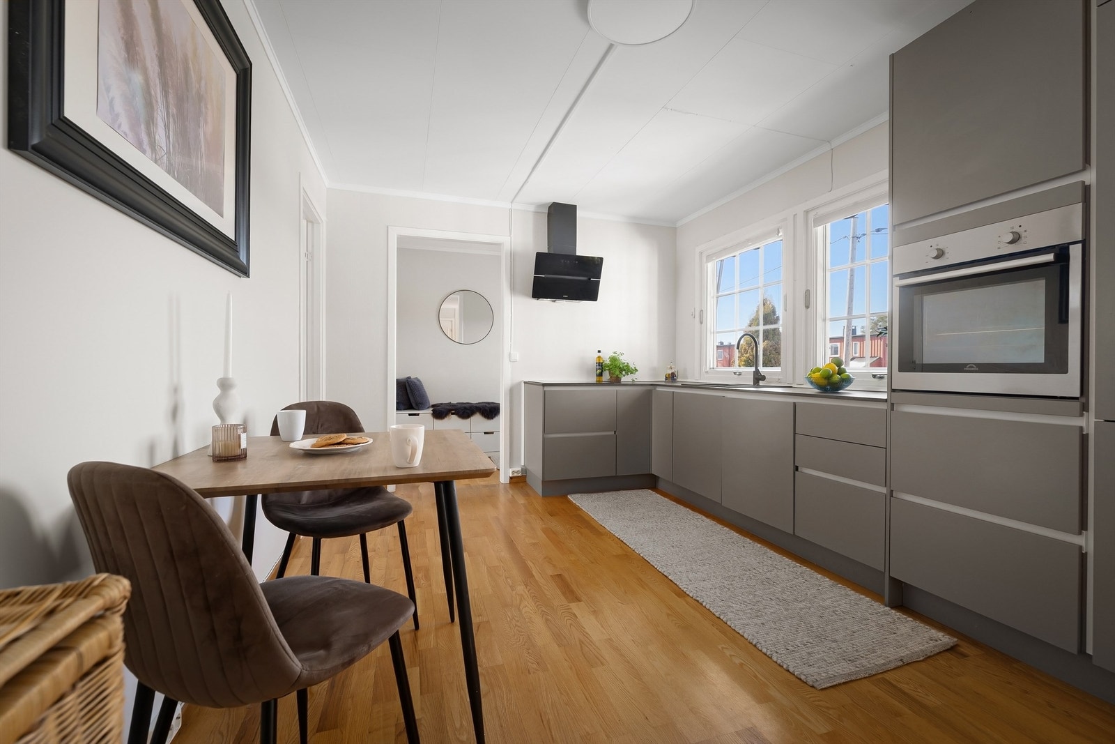 Kjøkkenet i hovedetasjen ble oppgradert i 2024 og fremstår moderne og delikat med god skap- og benkeplass Galleribilde