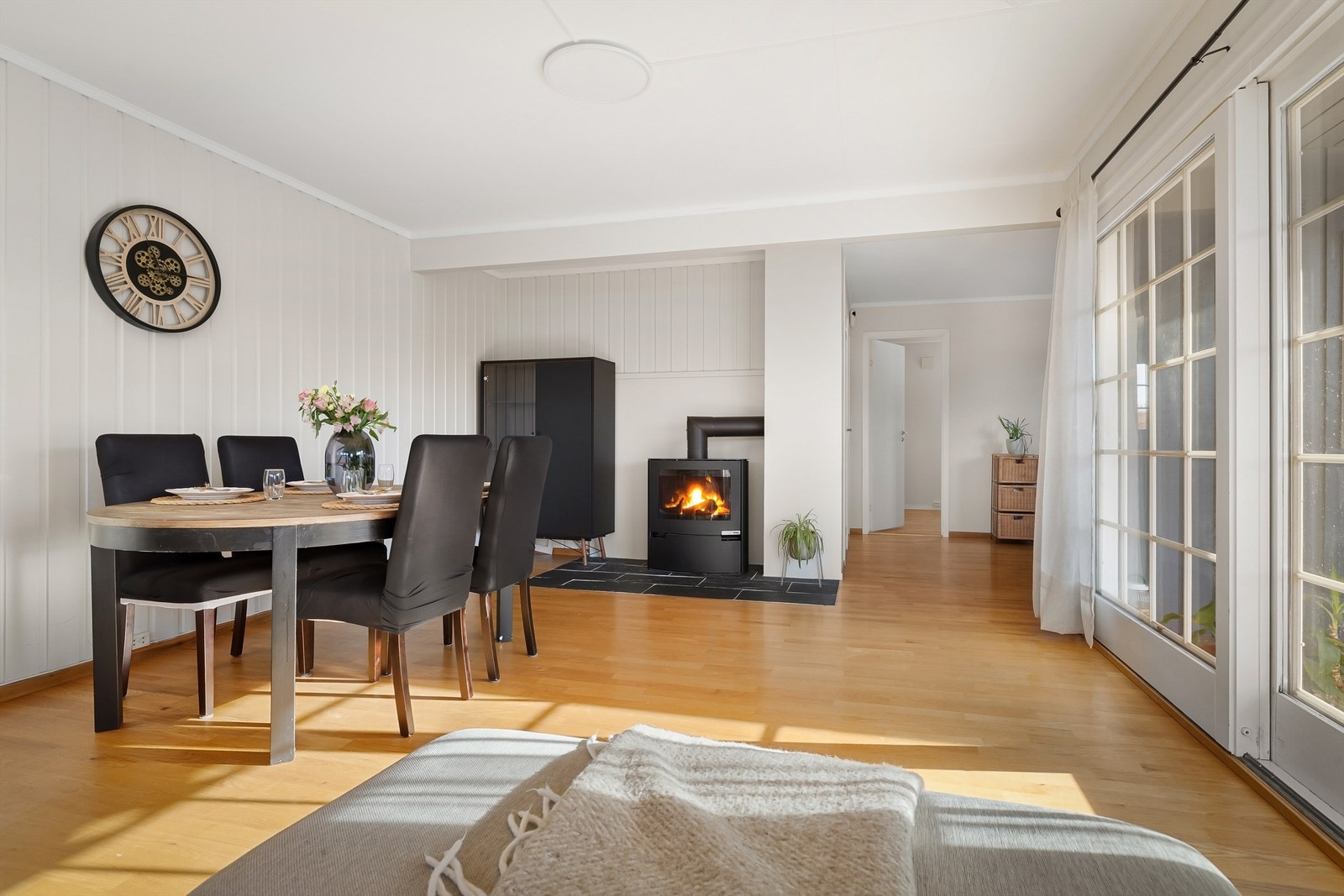 Varmende vedovn i stue som generer god varme og fungerer fint som et møbel i seg selv Galleribilde