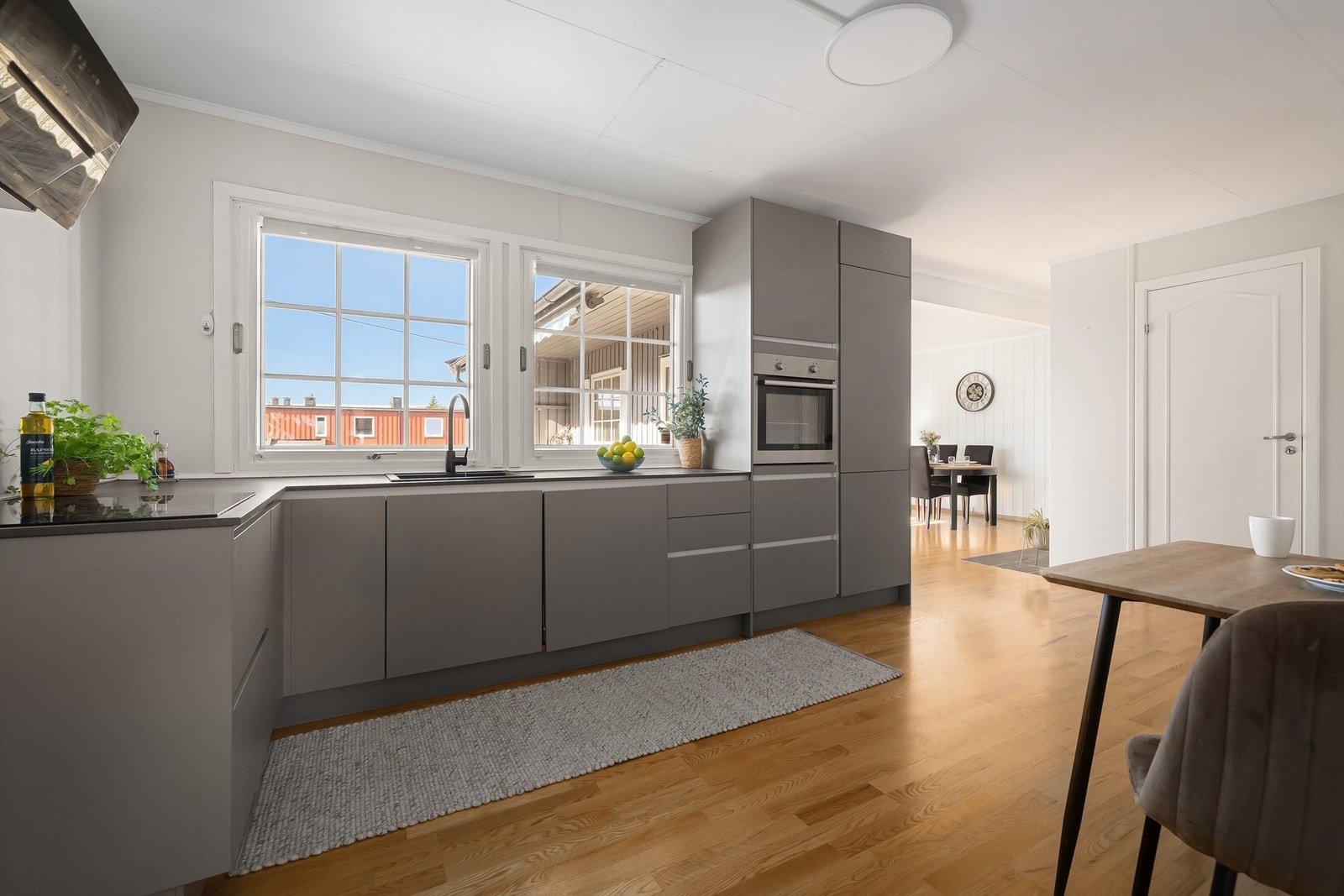 Det er en god kommunikasjon mot stue og spisestue Galleribilde