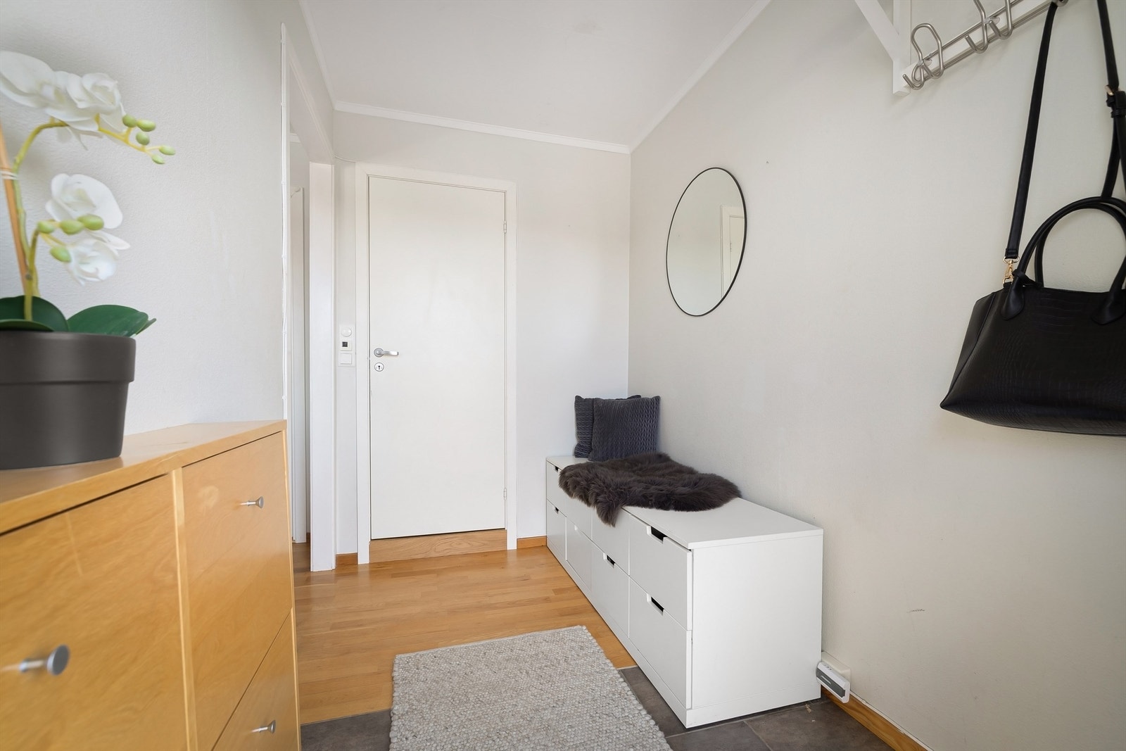 Lys og innbydende inngangsparti med god plass til jakker og sko Galleribilde