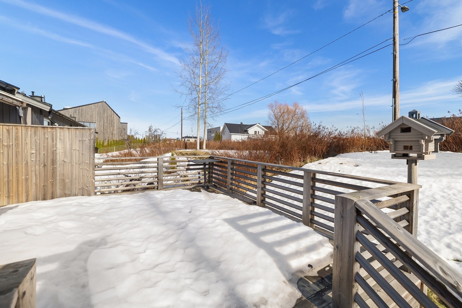 Den romslige, solrike tomten byr på et fredelig uterom Galleribilde