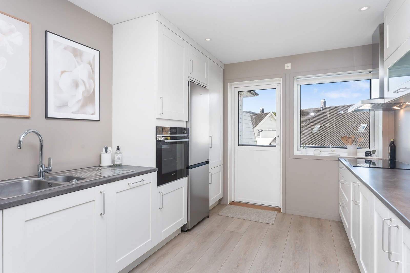 Alle hvitevarene, samt vifta er ny og medfølger i handelen. Kjøleskap medfølger ikke. Galleribilde