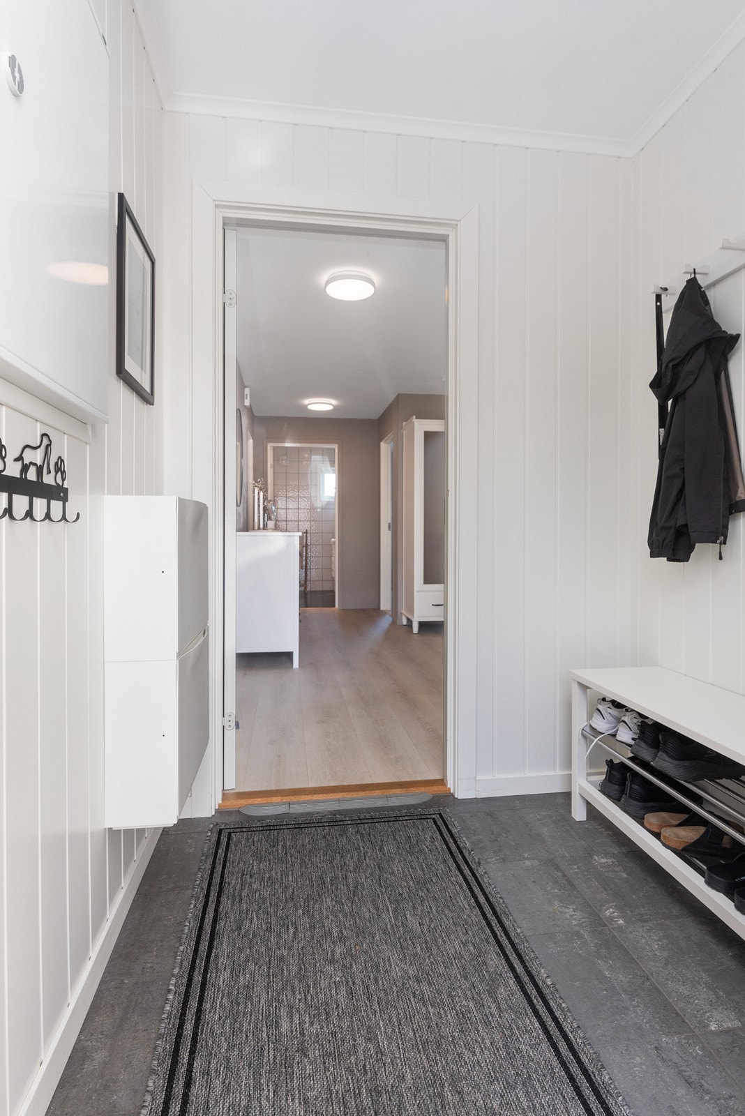 Velkommen inn! Flisebelagt vindfang med varmekabler i gulv Galleribilde