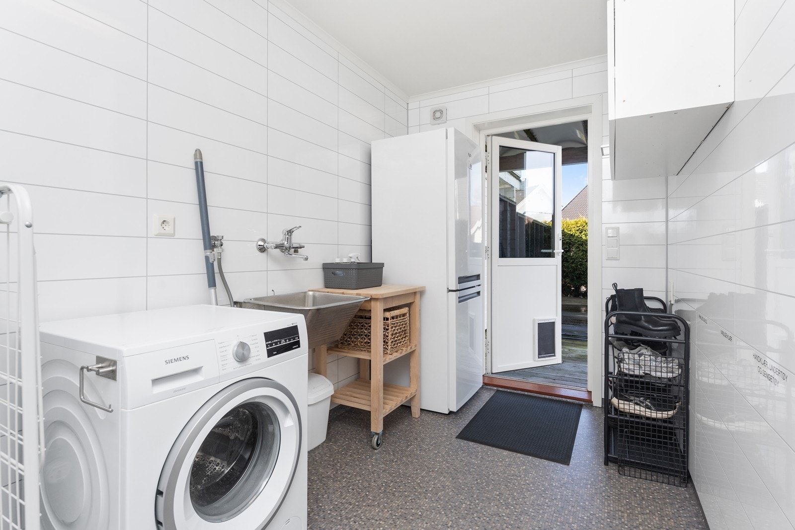 Romslig vaskerom med adkomst til terrasse - Varmekabler i gulv Galleribilde