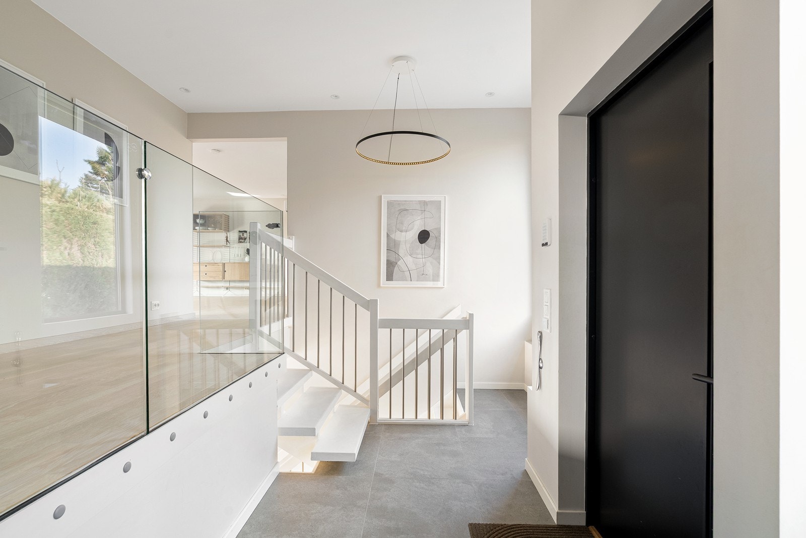 Inngangsparti med fliser på gulv - et halvt nivå opp til hovedetasjen. Galleribilde