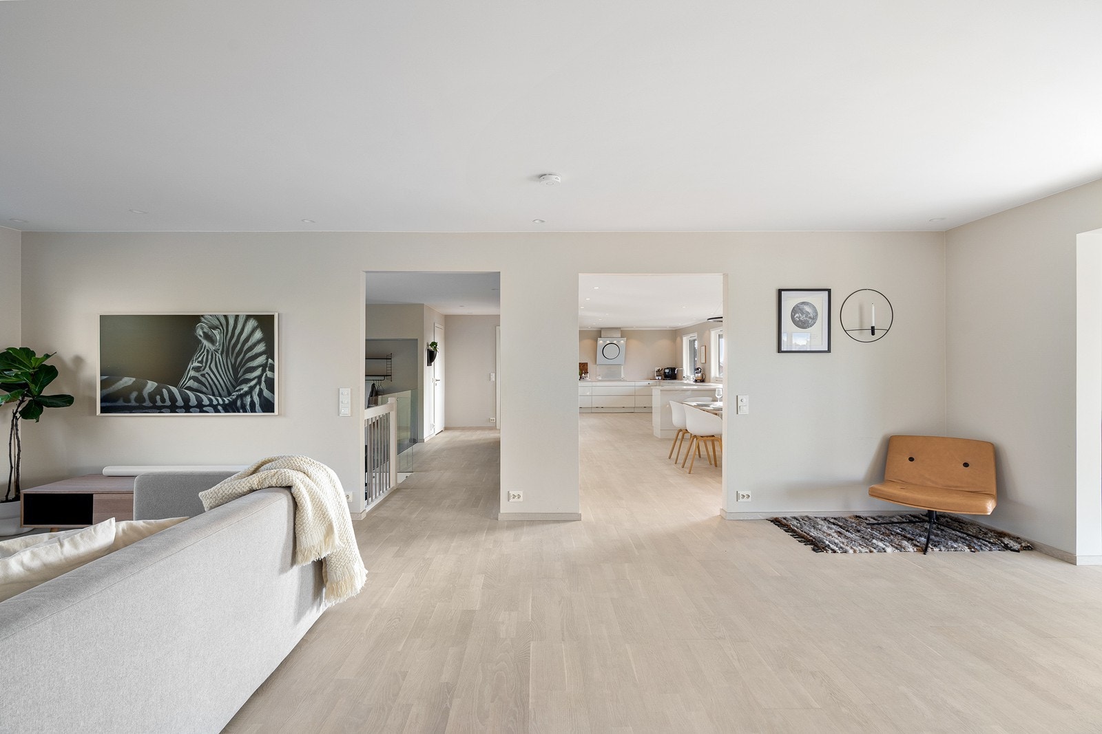 Stue mot gang og kjøkken. Galleribilde