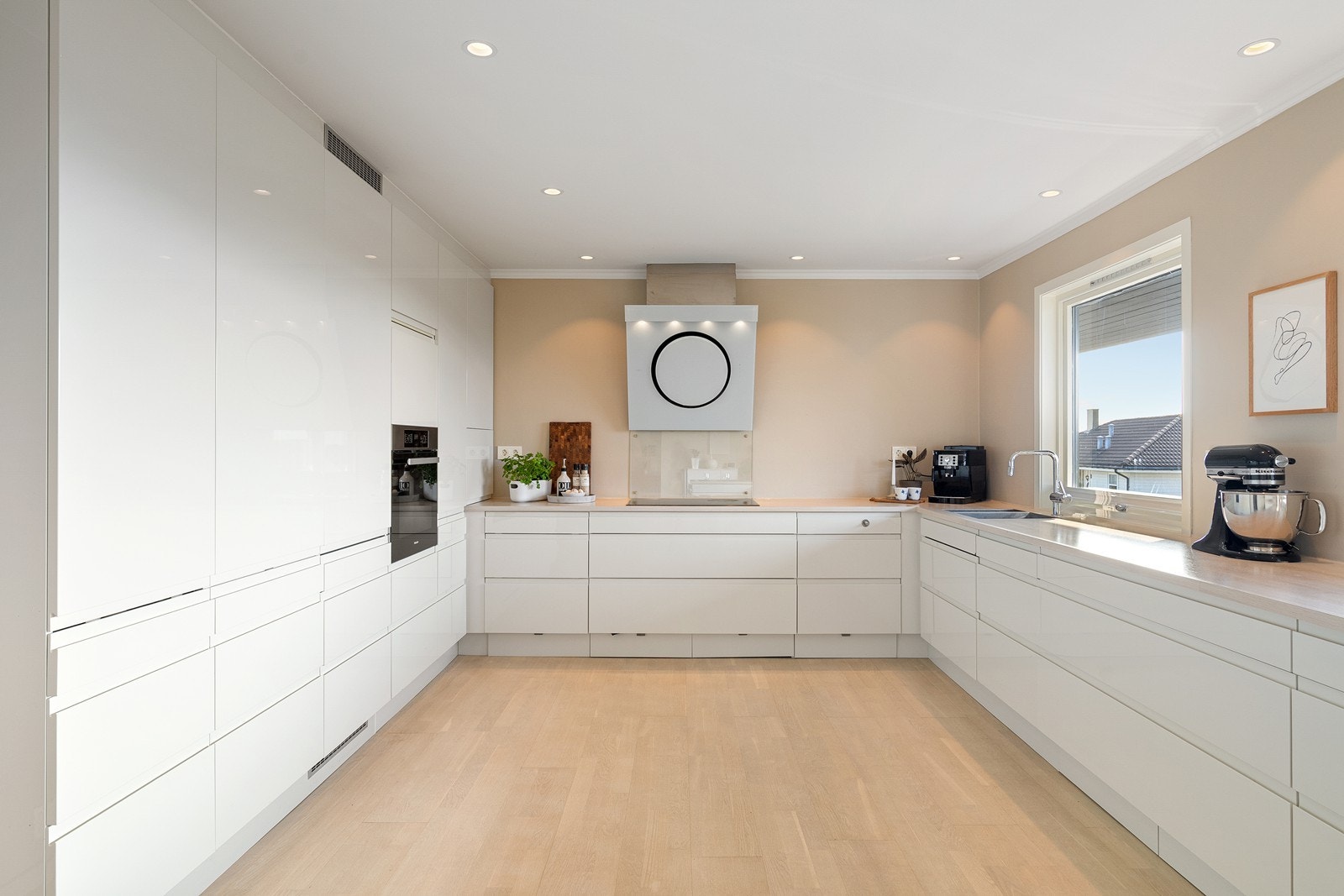 Praktisk og tidløst kjøkken med rikelig med skap- skuffer- og benkeplass. Flere praktiske løsninger som blant annet sokkelskuffer. Galleribilde