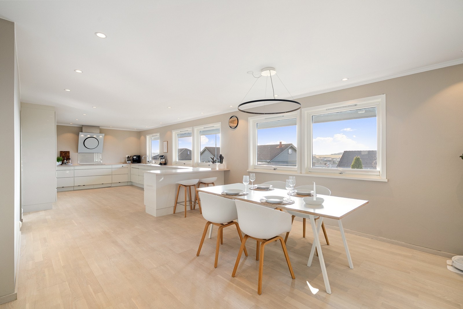 Romslig kjøkken med god plass til spisebord. Galleribilde