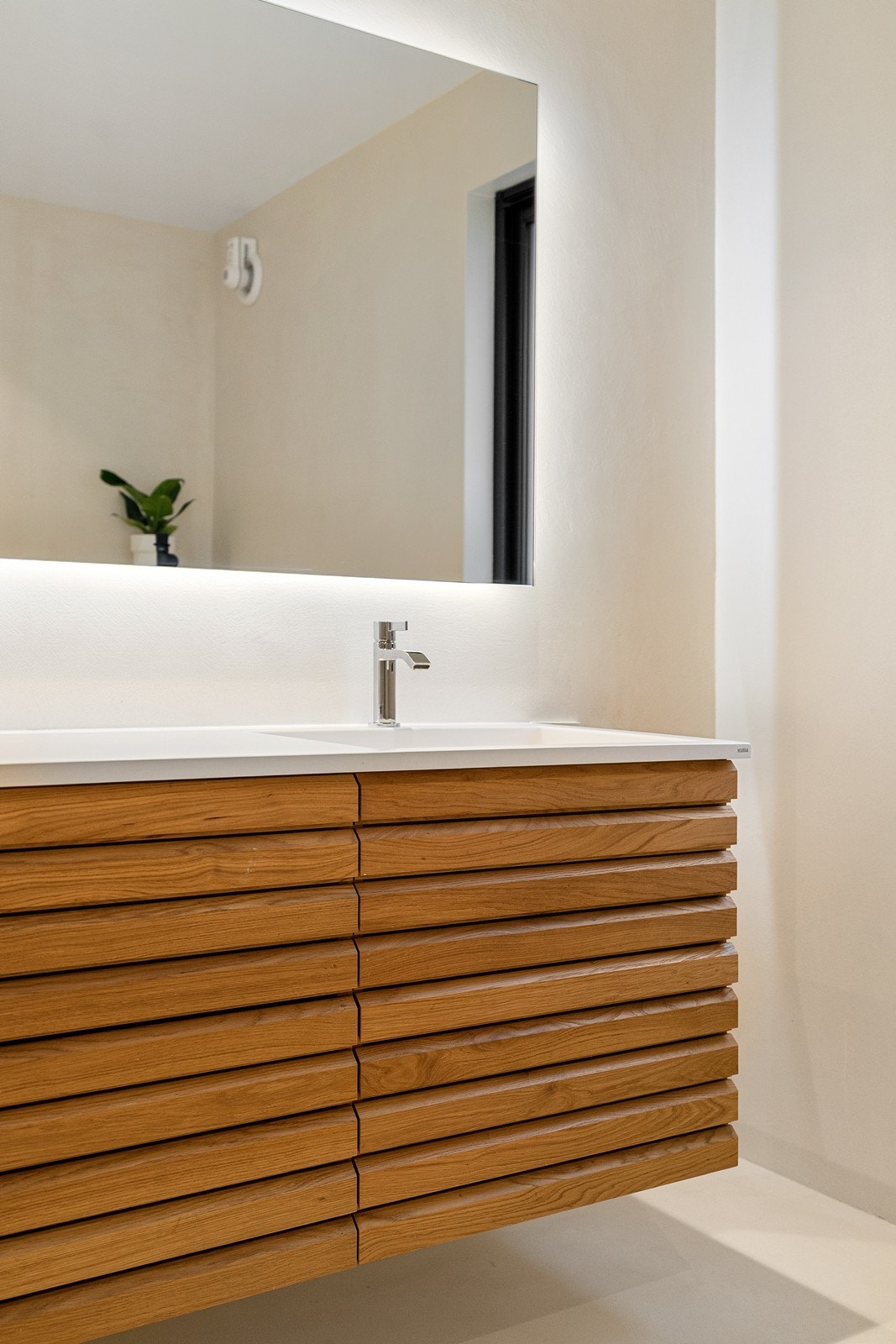 Lekker design med spiler i eik. Galleribilde