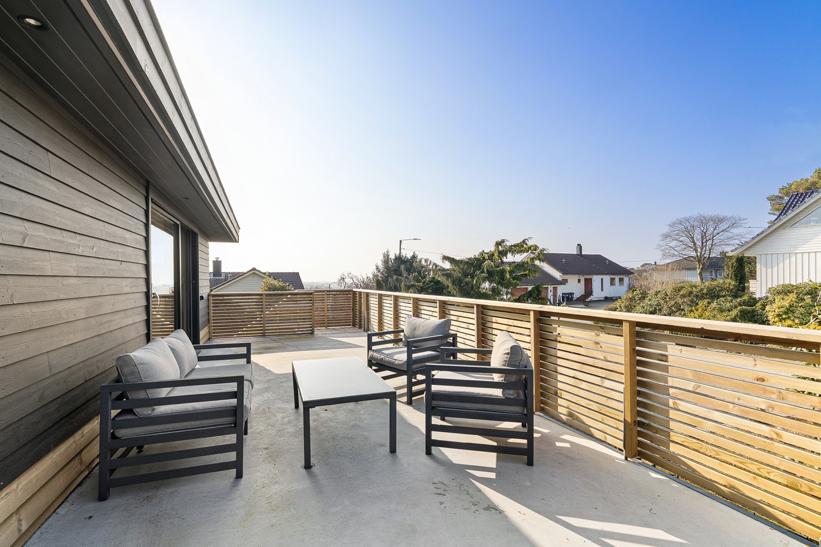 Uteområde ut fra finstue med stor ny terrasse mot kveldsolen. Galleribilde