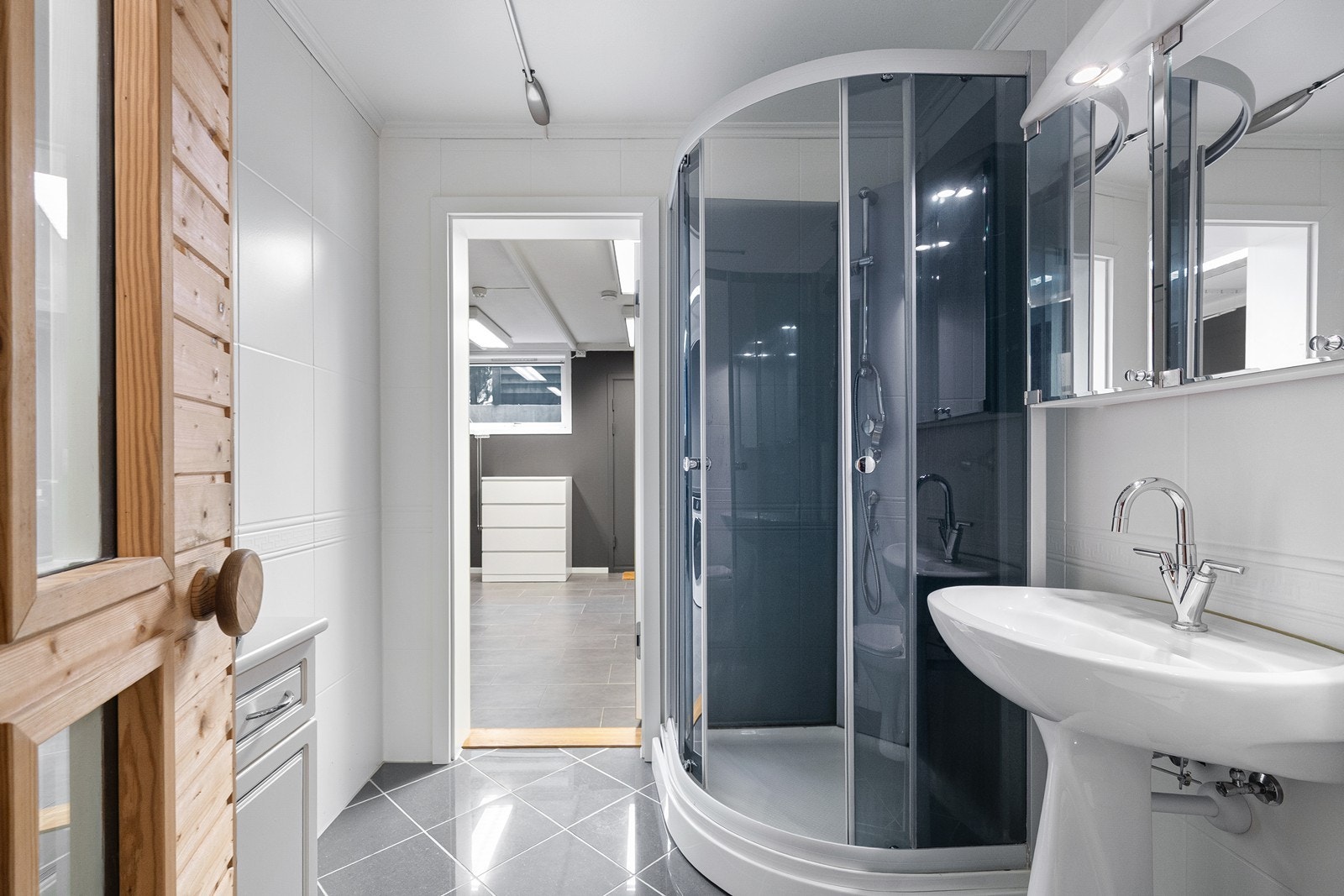 Underetasje: Bad Galleribilde