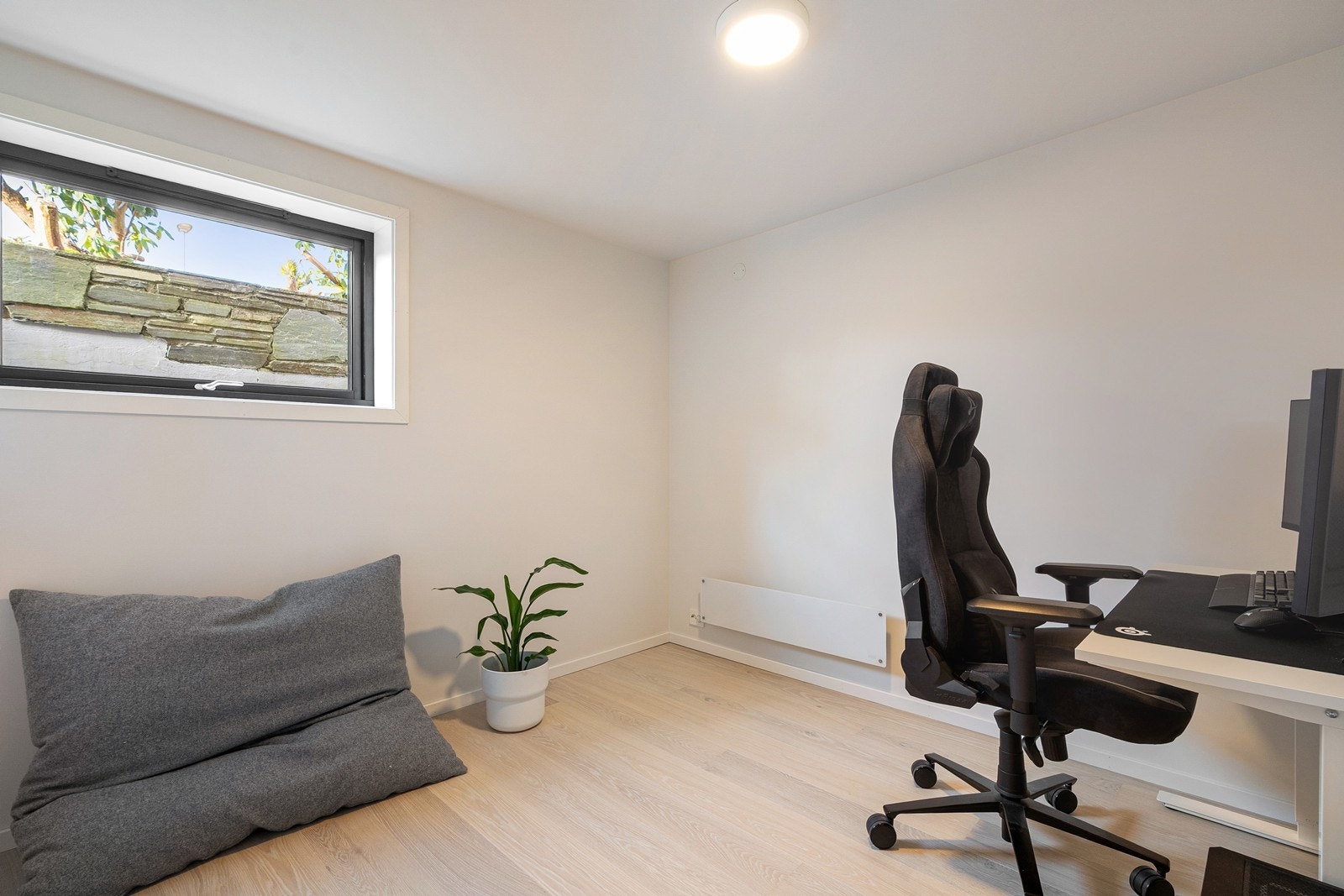 Underetasje: Soverom 5/kontor (ikke godkjent innredet). Rommet er på godkjente tegninger beskrevet som mat/klær/garderobe. Galleribilde