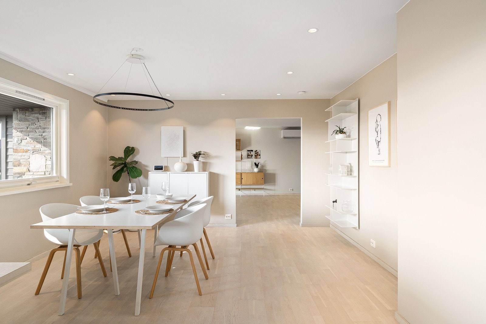 Kjøkken/allrom/spisestue. Galleribilde