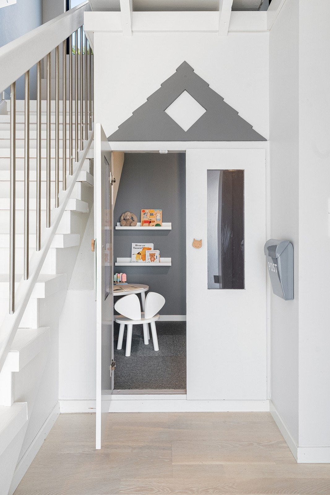 Lekerom for barn under trapp. Galleribilde