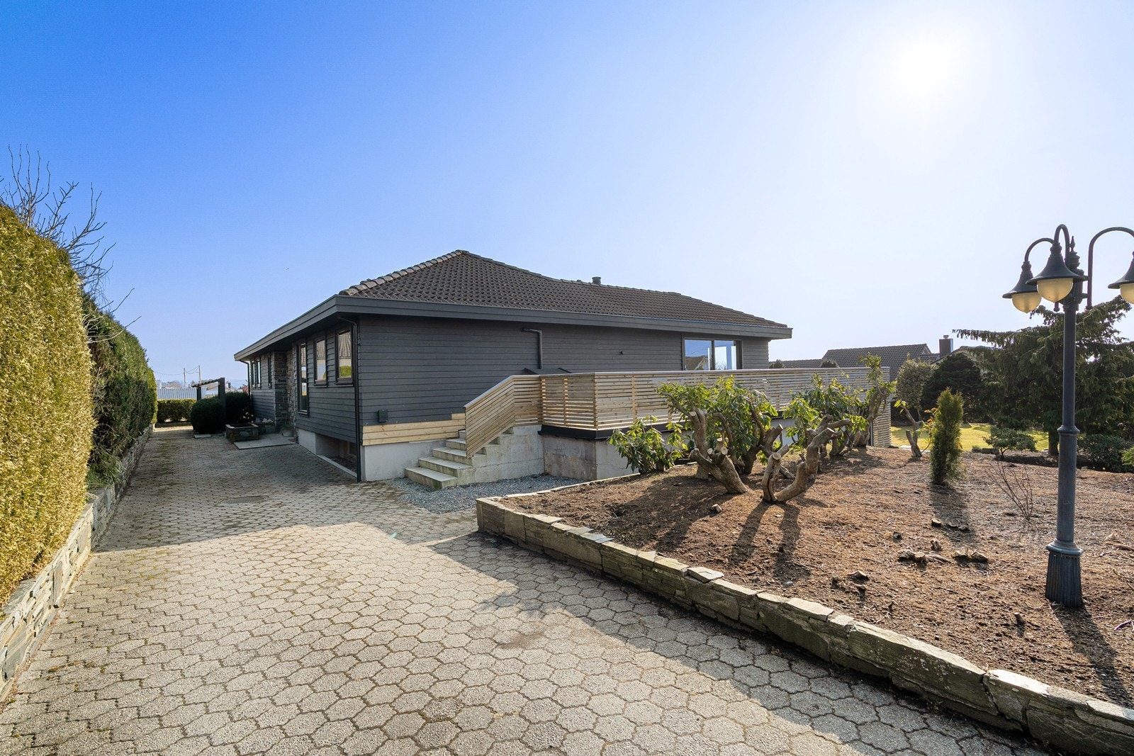 Boligen er omfattet renovert siste årene - Nyest oppgradering er terrasse - grunnet været er denne ikke malt. Galleribilde