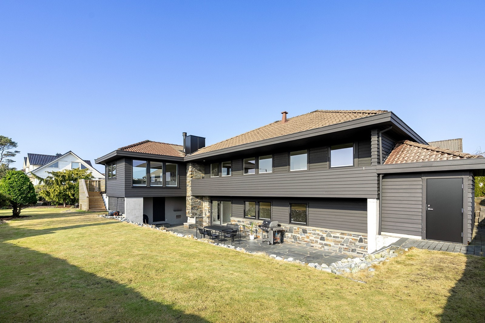 Uteområde/fasade - praktisk bod for hageredskaper mm. Galleribilde