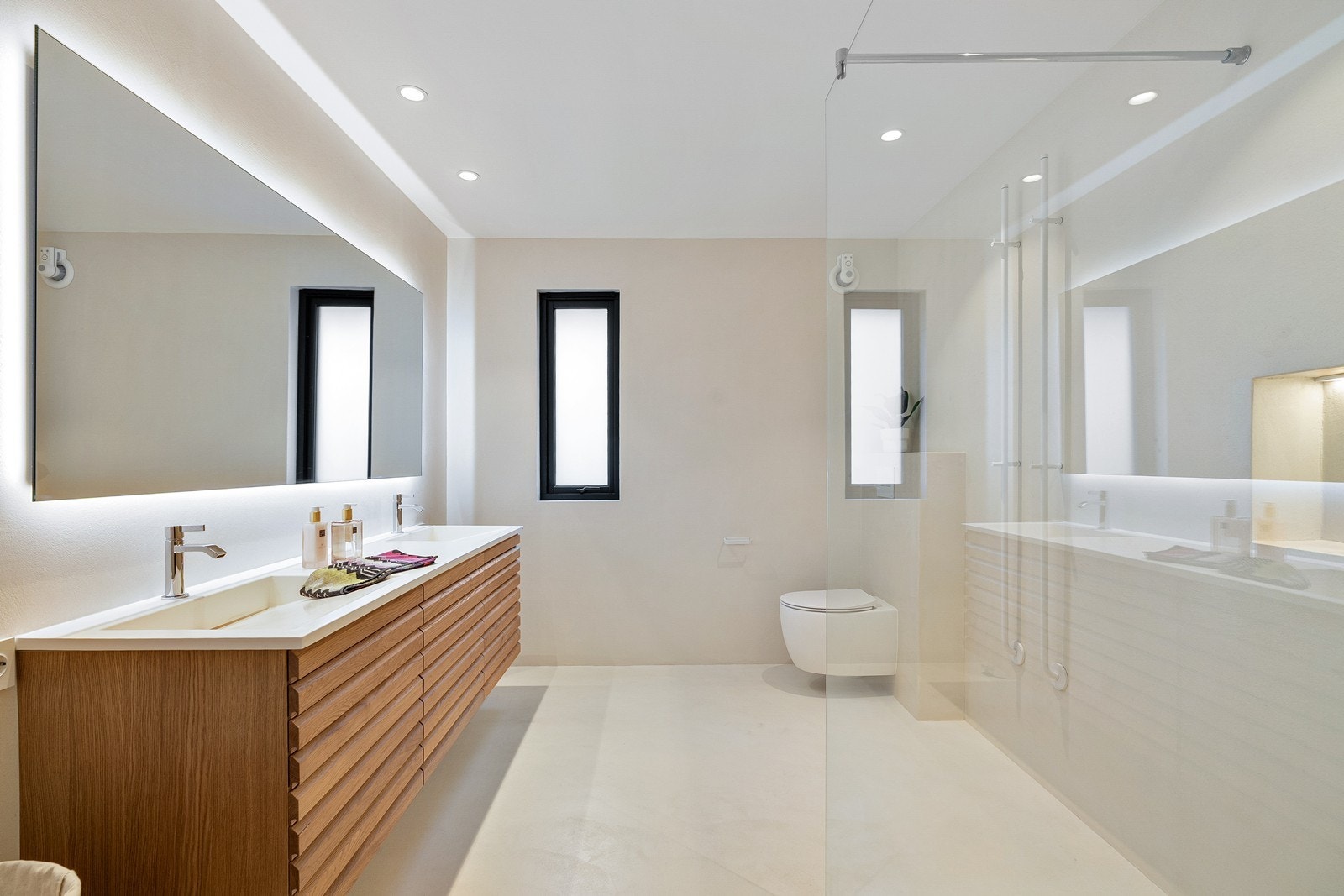 Lekkert bad fra 2022 med eksklusiv baderomsinnredning, vegghengt toalett, romslig dusj og god belysning. Galleribilde