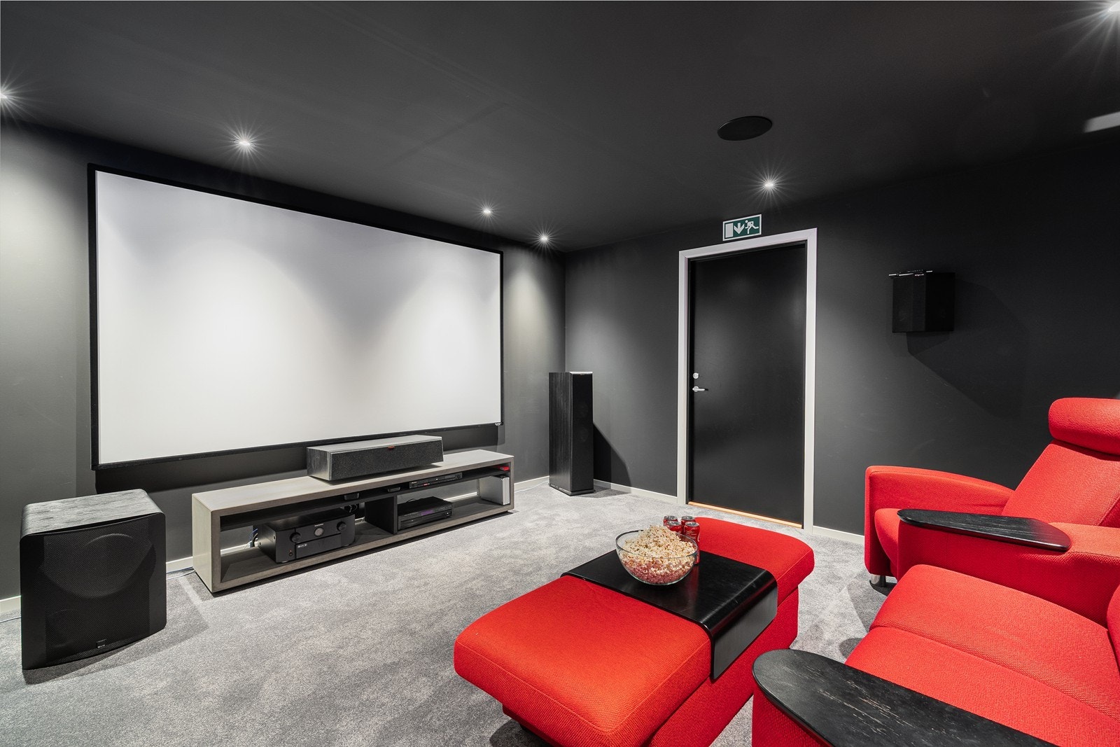 Underetasje: Kinorom - Rommet er på godkjente tegninger beskrevet som te-kjøkken og spiseplass hvor rommet har tilgang til vann/avløp. Galleribilde