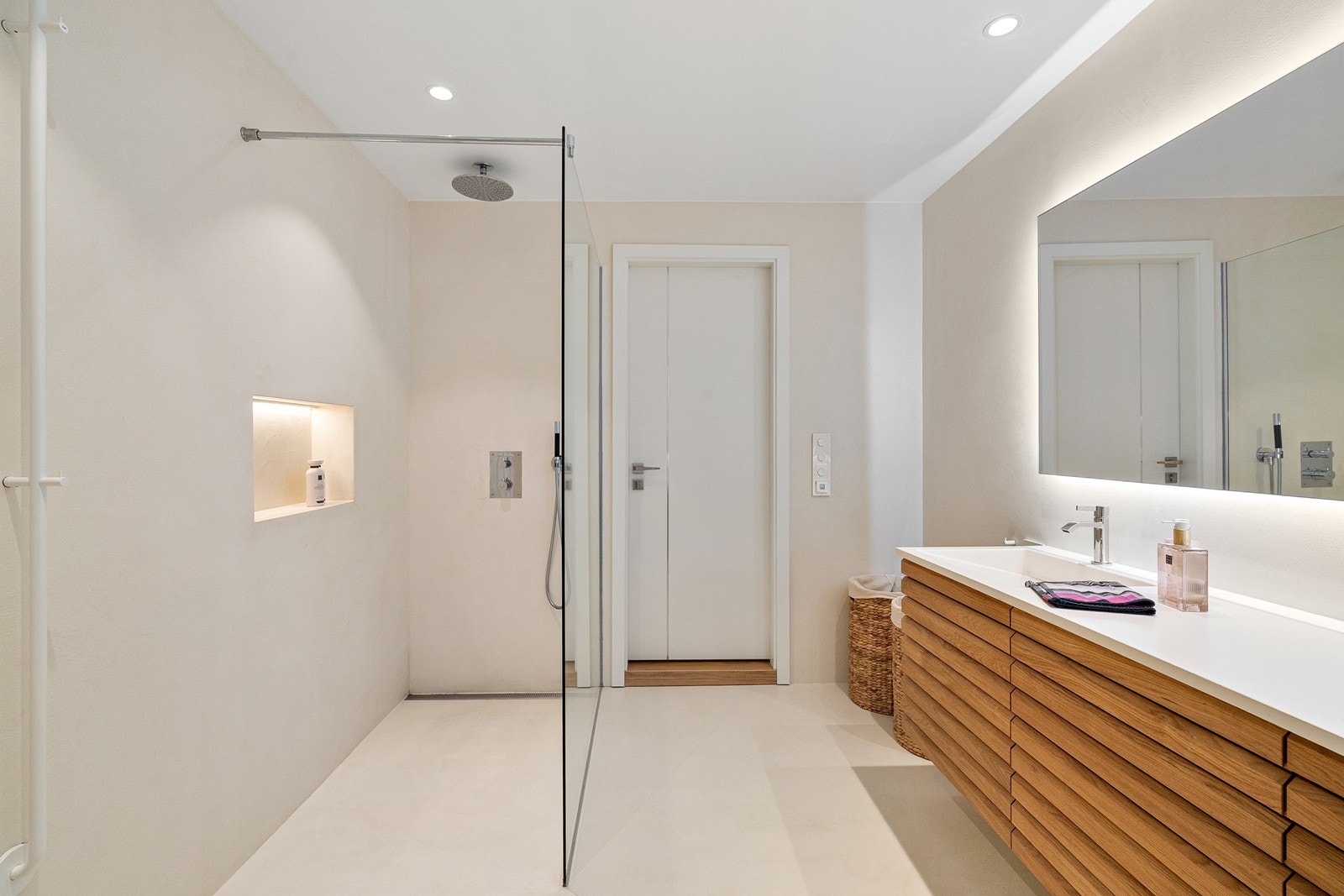 Vegger og gulv er behandlet med mikrosement - Innebygd dusj med hodedusj fra tak og hånddusj på vegg - Hylle for hygieneprodukter. Galleribilde