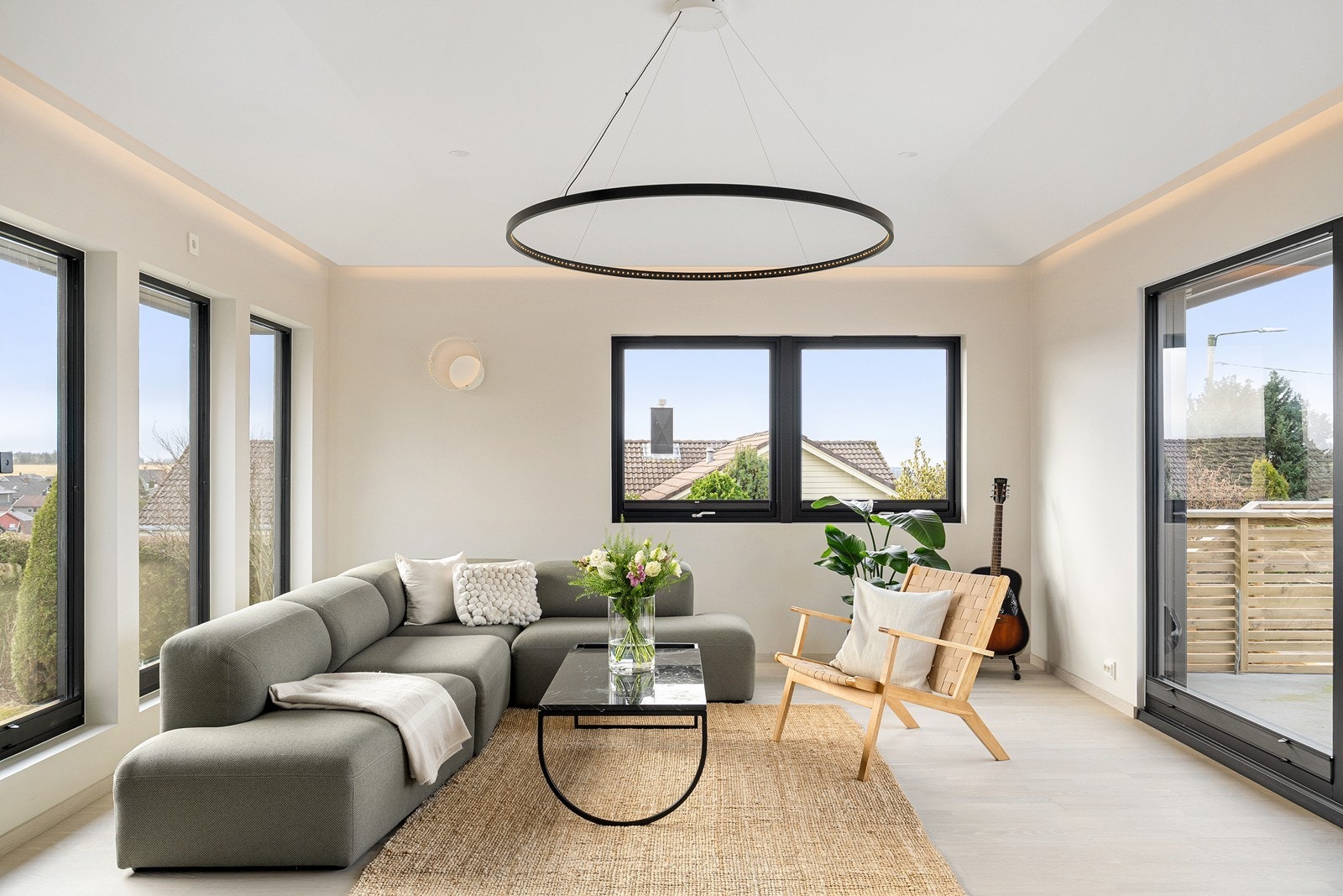 Rommet har ekstra takhøyde og store vindusflater. Galleribilde