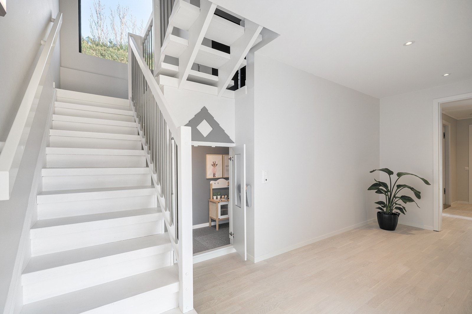 Trapperom - godt utnyttet med lekehytte/lekerom for barn - kan enkelt gjøres om til lagringsplass under trapp. Galleribilde