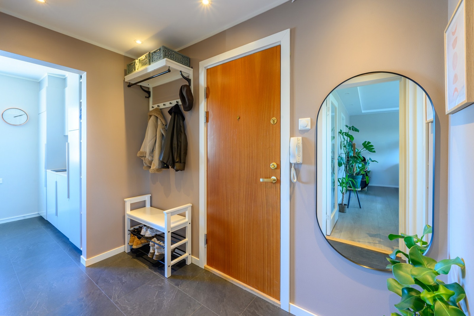 Leiligheten ønskes velkommen via en praktisk entré med god plass til yttertøy og oppbevaring. Galleribilde