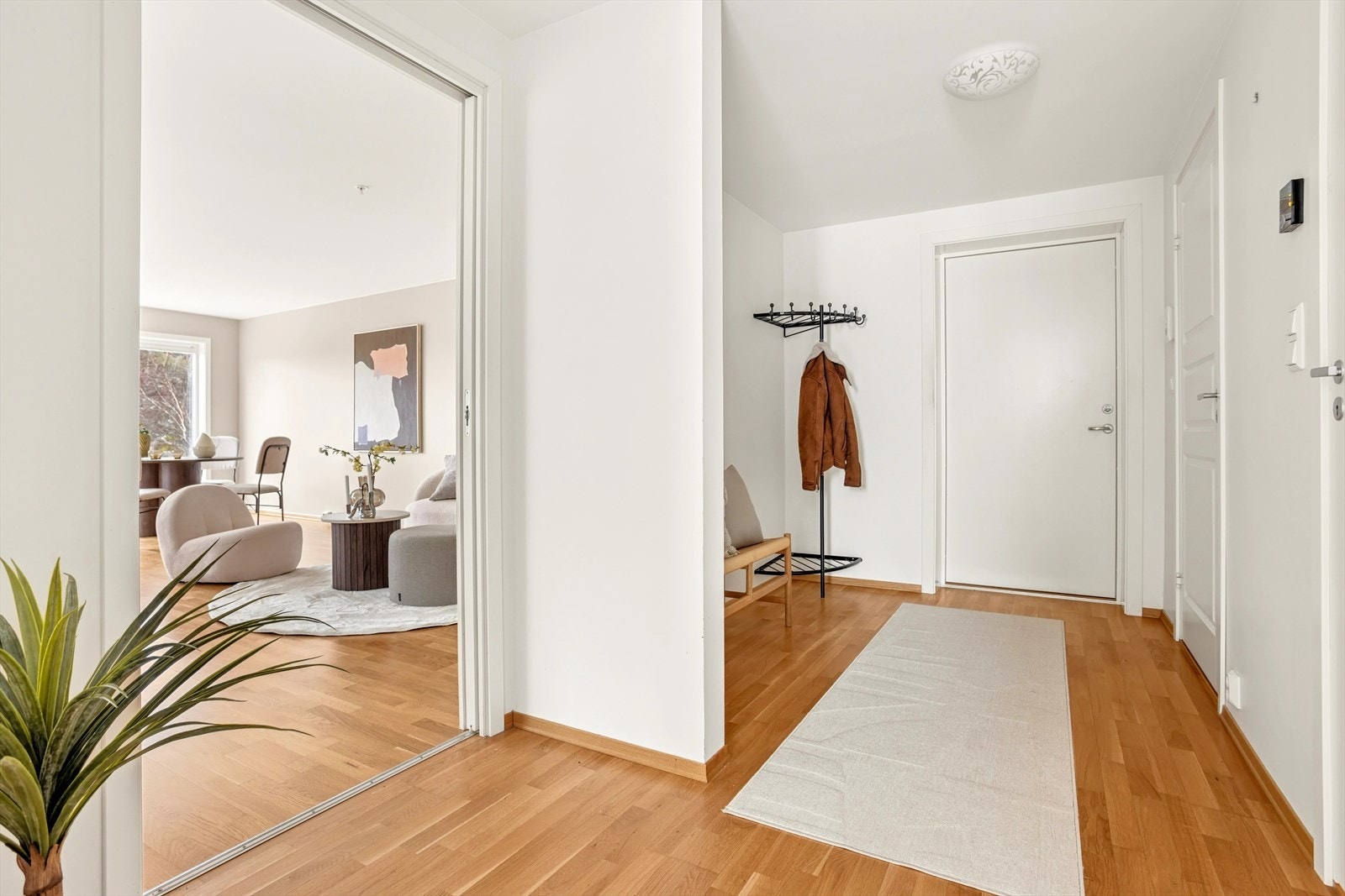 Velkommen inn! Fra entréen har man tilkomst til de øvrige rommene i leiligheten Galleribilde