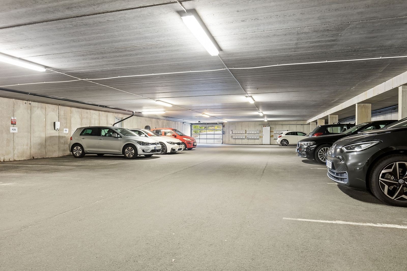 Leiligheten disponerer 1 fast parkeringsplass i lukket garasjeanlegg - Her er det også mulig å installere elbil-lader Galleribilde