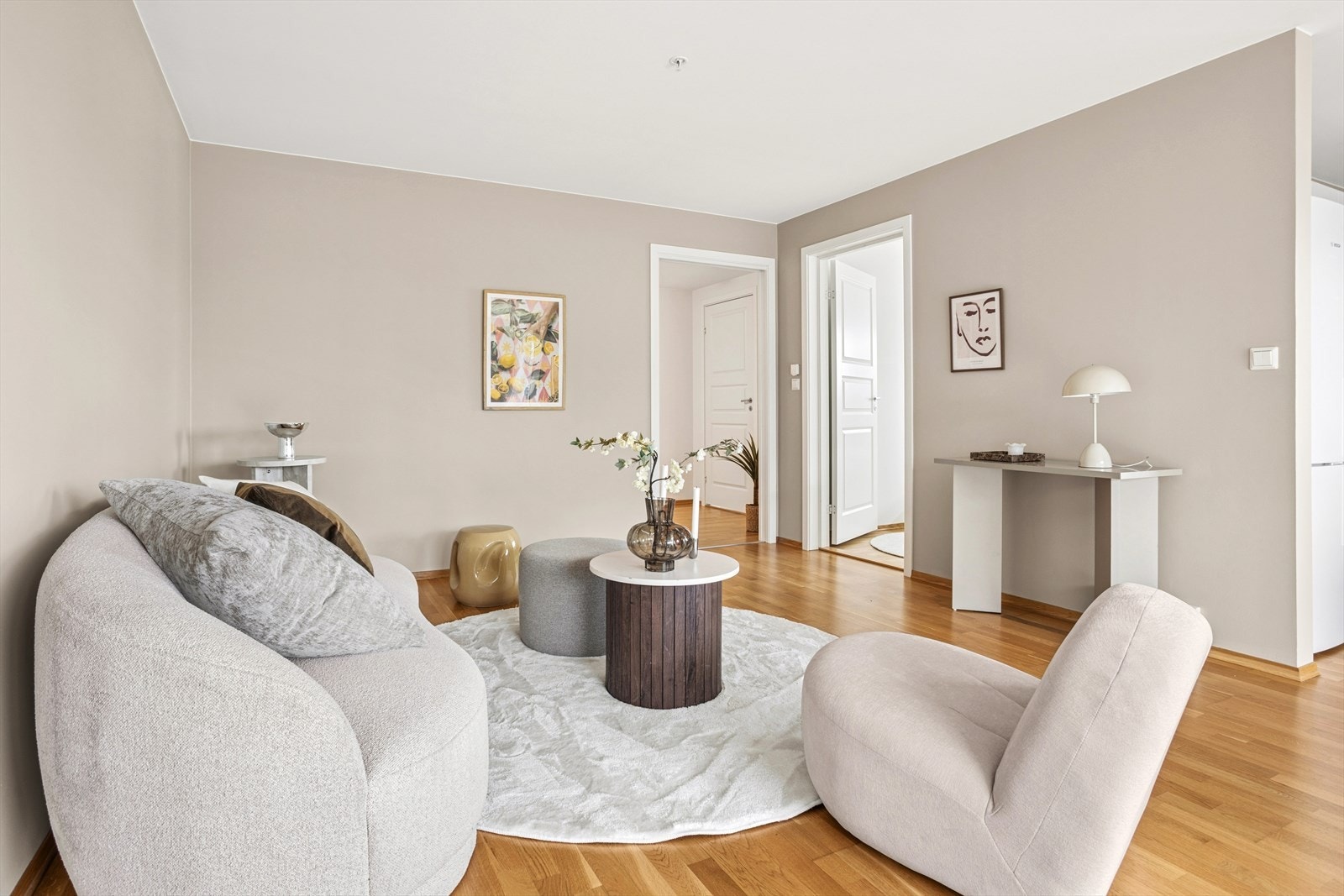 Slette overflater og parkett på gulv - God plass til sofakroken i stuen! Galleribilde