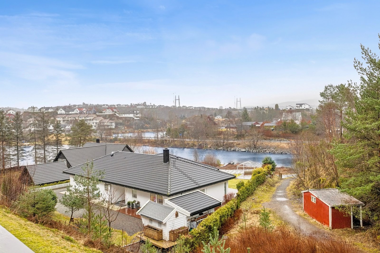 Leiligheten har en fin og skjermet beliggenhet, med fri utsikt over nærområdet Galleribilde