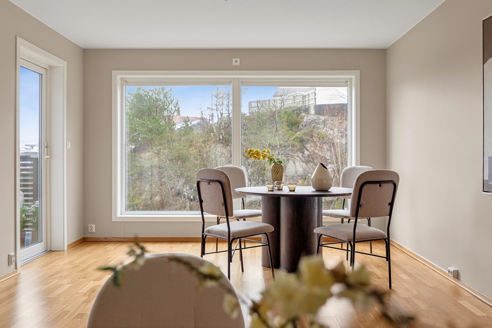 Lekker detalje med store vindusflater langs hele veggen! Galleribilde