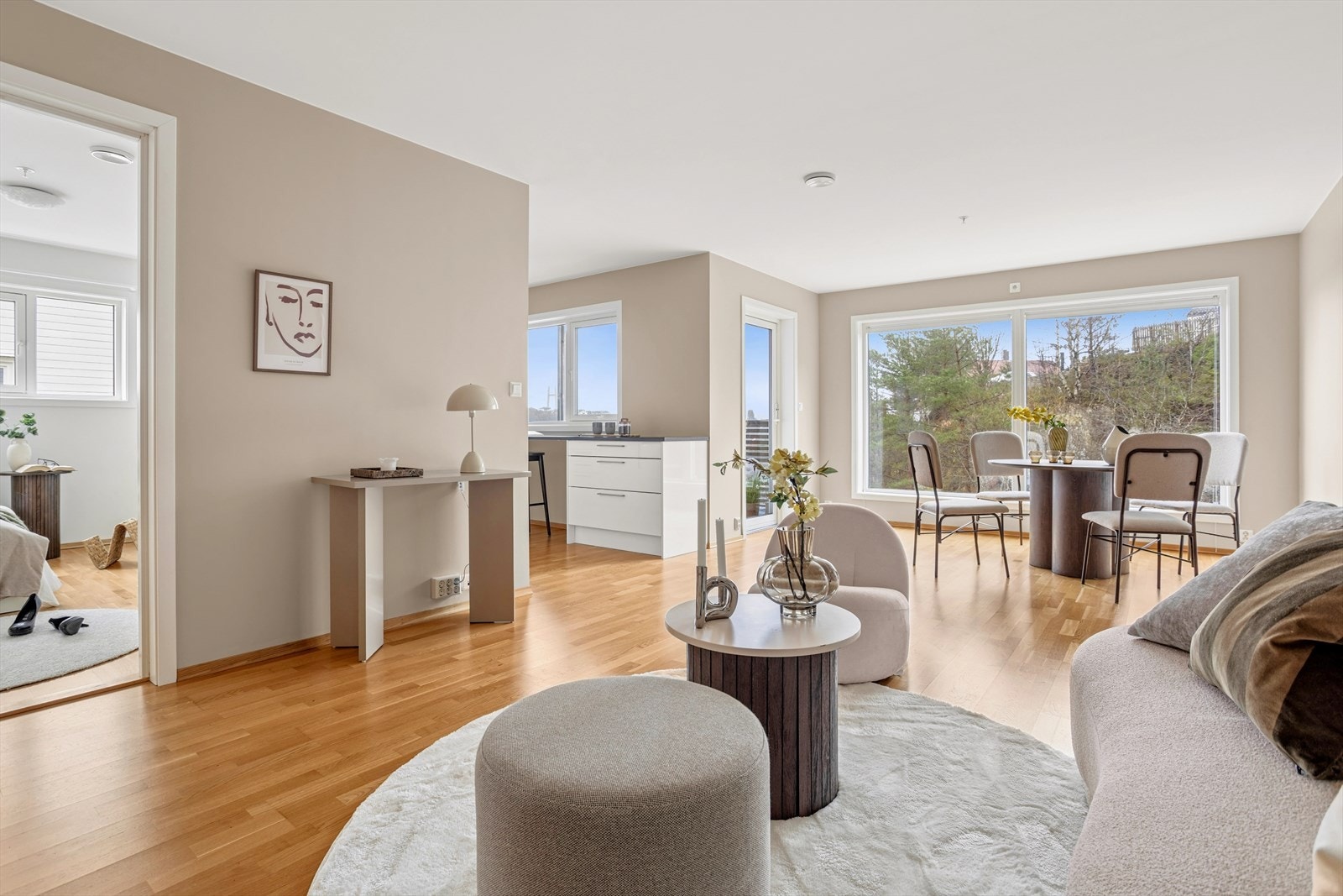 Leiligheten har en fin og åpen planløsning, med rikelig lysinnslipp fra flere vinkler! Galleribilde